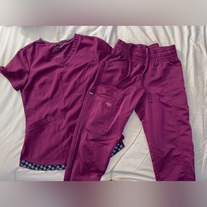 XS / S Dickies scrubs set. Fairly used and comfortable ! Jogger style,m